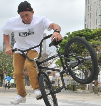 沖縄から世界見据える 自転車BMX 県内唯一プロ 漢那、強化指定狙う 