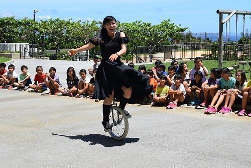 華麗なダンス 一輪車で披露 世界で活躍の技に児童らくぎ付け 琉球新報デジタル 沖縄のニュース速報 情報サイト