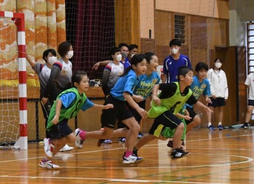 スポーツで地域交流 名護で やんばるハンドボールフェスタ 開催 琉球新報デジタル 沖縄のニュース速報 情報サイト