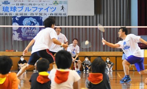 バド ブルファイツ 安富祖小で講習会 迫力プレーに児童感動 琉球新報デジタル 沖縄のニュース速報 情報サイト