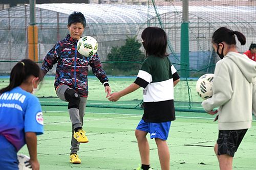 女子サッカーを始めるきっかけを 競技の普及へスクールが開校 琉球新報デジタル 沖縄のニュース速報 情報サイト