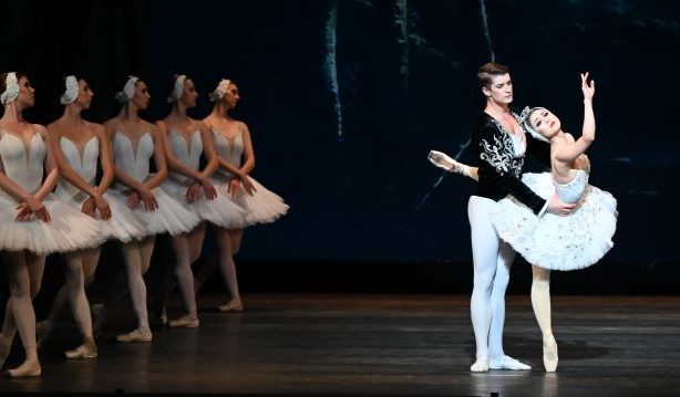 キーウバレエ団「白鳥の湖」上演　改訂演出で２幕に　長澤美絵、二役演じる　コンベンション劇場