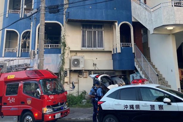 浦添市のアパートで火災、男性遺体を発見