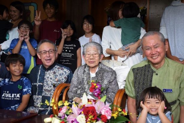 「無理せず自然に生きたい」読谷村の大湾さん100歳、長濱さん99歳　敬老の日を前に知事ら祝う