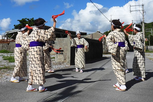 女性ら伝統の舞、辺士名区「七月モーイ」　豊穣や子の成長願う　4年ぶりの開催　国頭