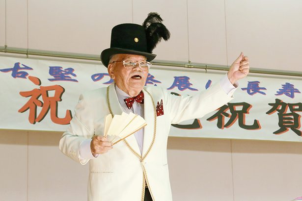 97歳マジシャンが敬老会で不思議の世界にいざなう　読谷村の渡口彦信さん　ショーを続けて半世紀も直面する“引退”の時　「種も仕掛けも暴露しちゃうかも」　
