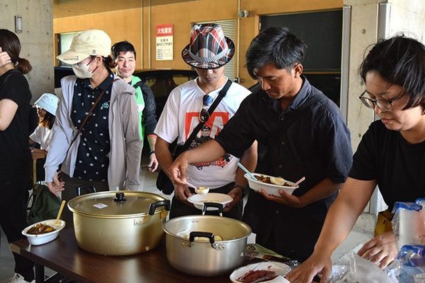 メニューは大豆ミートのカレー　外国人向けに炊き出し訓練　台風6号の教訓、糸満市で初開催