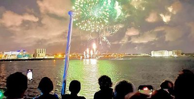 船上から見る花火の迫力を満喫　ウエストマリン社がクルーズ開催　沖縄・那覇港