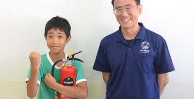 相煌政さん（左）と学習トレーニング教室で支えた中嶋明宏さん＝27日、沖縄市泡瀬のチャイルドアカデミーイクウェル