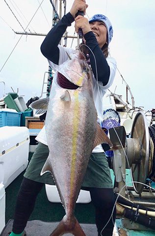 17日、糸満沖で10キロのカンパチを釣ったTNFCの當山富貴子さん（南美丸）
