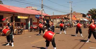 アマゾンの「日本人移住の発祥地」でエイサー　「安里」「義元」「大城」の県系姓　ボリビア・リベラルタ市