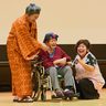「よんな～笑って介GO～」タレントの喜舎場泉さん、認知症の母の介護体験コントに　本部町で集い　沖縄
