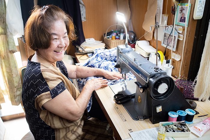 古い着物、リメイクでまた華やかに 洋裁歴60年 知花タカ子さん - 琉球