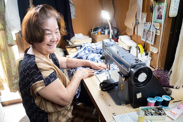 古い着物、リメイクでまた華やかに　洋裁歴60年　知花タカ子さん