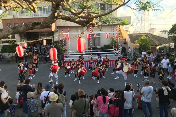 多彩プログラムに笑顔　沖縄・山内自治会　５年ぶり納涼祭り盛況