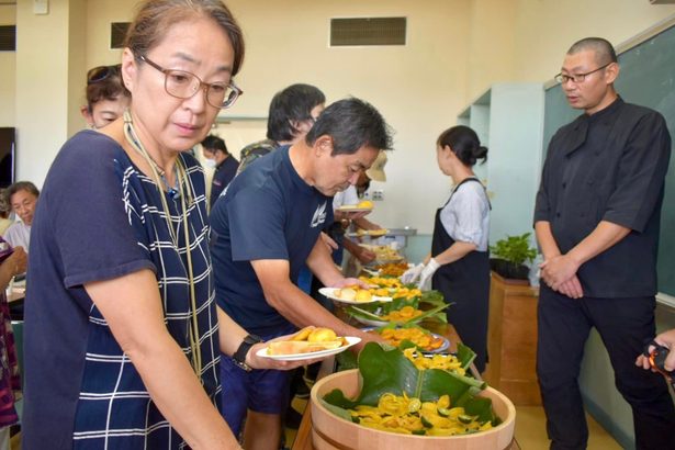 パンノキの実の試食会　沖縄市、料理人がレシピ考案
