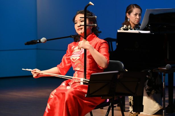 蘭茜、二胡で中国、沖縄の曲／浦添／来日１０周年を記念