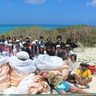 特別ツアーで海岸清掃　伊平屋、全国から３１人参加