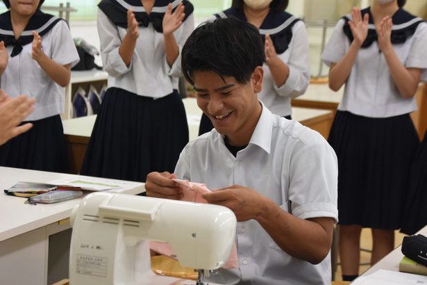 医療用帽子作り講習会で　家事分担する父親になる　前田盛　斗和さん（１８）