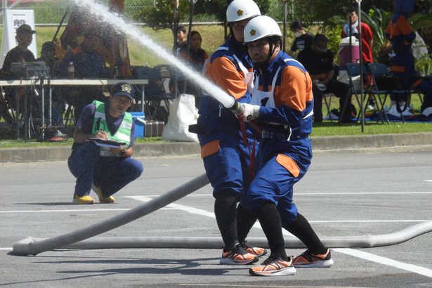 消防操法　７団体が技競う　国頭で北部地区大会、女性の部も
