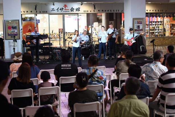 横田基地バンドが演奏　沖縄市、国際交流目的
