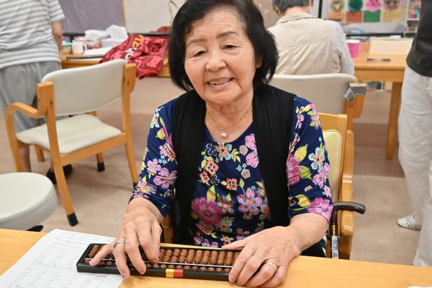 「孫に負けられない」宮城さん90歳、珠算7級に挑戦　戦争で失った学びの喜びを満喫　週2回のそろばん教室に夢中