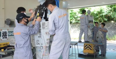 まもる君、おつとめご苦労様　「立ち番」ではがれた塗装を塗り直し　宮古工業生が技術を「恩返しプロジェクト」　沖縄