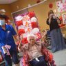 １０６歳新川さんらの長寿祝う　グリーンハウス西原敬老会