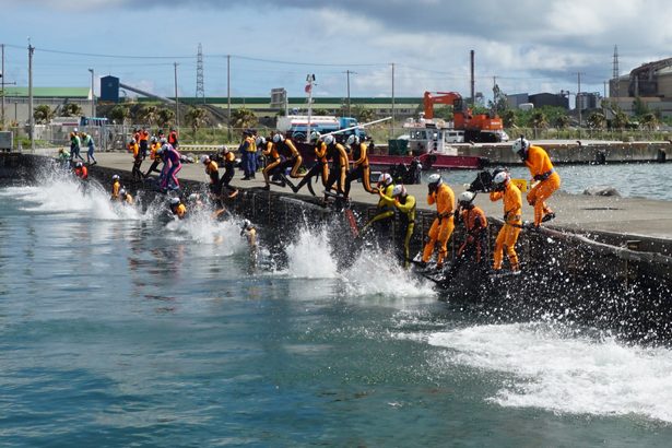 水難救助の合同訓練、4年ぶり開催　海保・消防・警察が組織超え連携　沖縄市