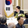 在日被爆者に　「背を向けぬ」　韓国大統領、４０人招く