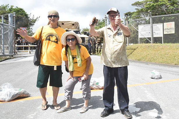 「やりたい放題。許されない」米退役軍人がゲート前で抗議　廃棄物放置の問題訴え　沖縄・東村