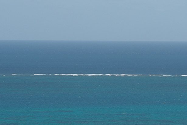 沖縄・竹富沖でフェリーが座礁　乗客ら30人救助　けが、燃料の流出なし