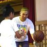 「ミスターキングス」が子どもたちにバスケ指導　金城茂之さん、沖縄でスクール開始