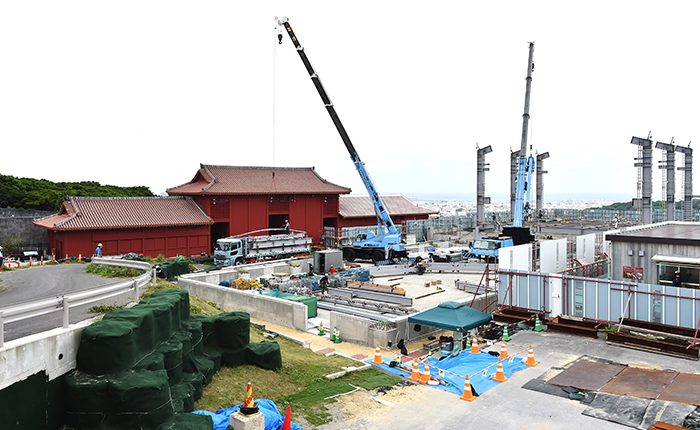 奉神門（左奥）の近くに建設が進む木材倉庫・加工場＝2022年5月11日（ジャン松元撮影）