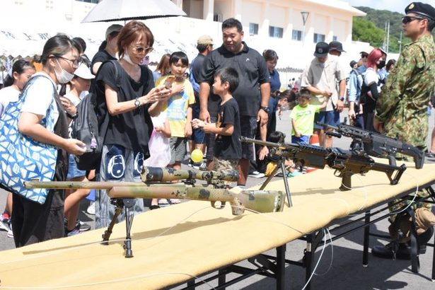 【写真特集】子どもが迷彩服を試着、ずらり並び銃を構える隊員　石垣駐屯地の公開訓練の様子　陸上自衛隊　沖縄