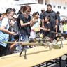 【写真特集】子どもが迷彩服を試着、ずらり並び銃を構える隊員　石垣駐屯地の公開訓練の様子　陸上自衛隊　沖縄
