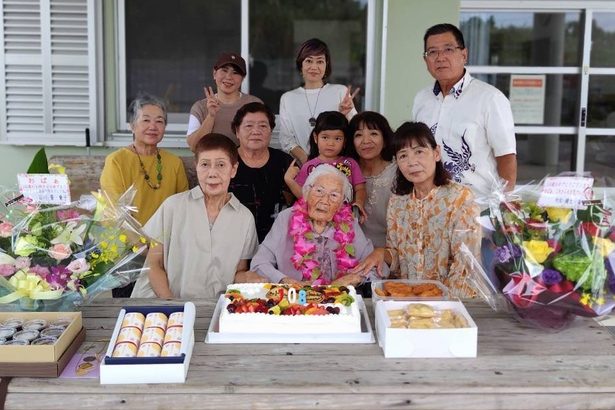 誕生会でも「これぬーが？　まーさんやぁ」　108歳の神山ウトさん長寿の秘訣　今帰仁