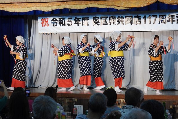 共同店発祥の地で設立117周年でお祝い　「共同一致の精神で」　豚料理と伝統舞踊も　沖縄・国頭村奥