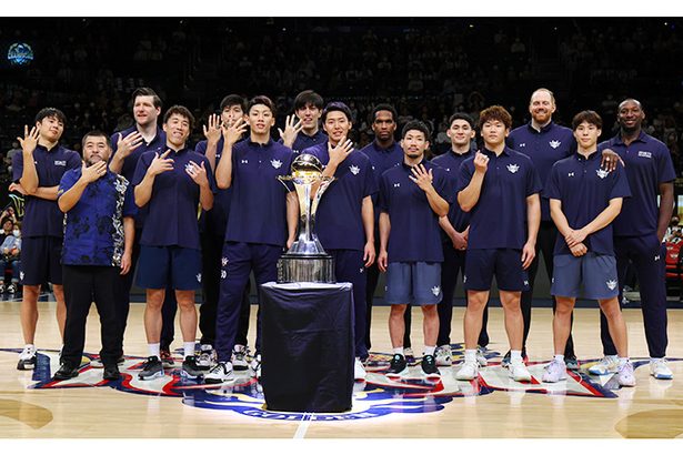 「みんなで勝ち取った結晶」キングス選手の指に光る「チャンピオンリング」　沖縄アリーナで贈呈式　