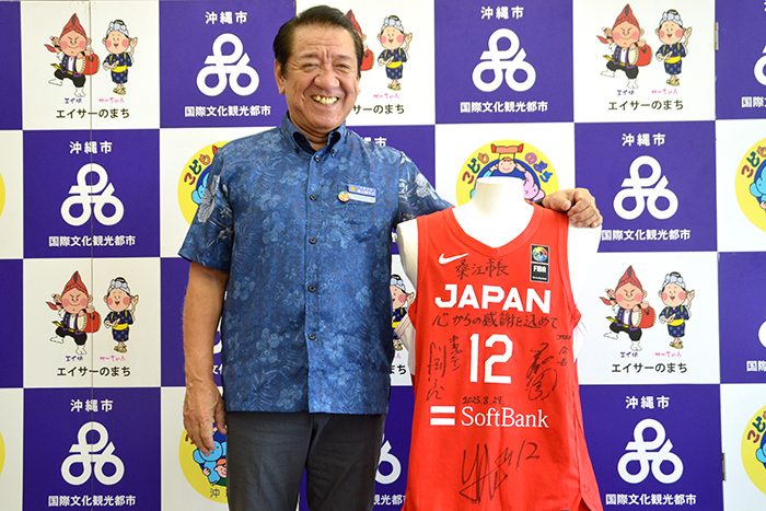 「大の大人が2人で泣いた」桑江市長、沖縄市でのバスケW杯