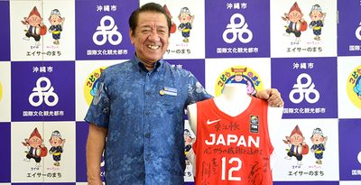 「大の大人が2人で泣いた」桑江市長、沖縄市でのバスケW杯振り返る　サイン入りユニフォームを役所で公開