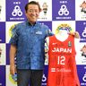 「大の大人が2人で泣いた」桑江市長、沖縄市でのバスケW杯振り返る　サイン入りユニフォームを役所で公開