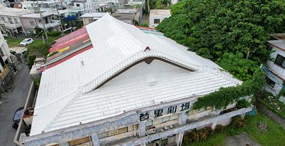 上空から撮影すると瓦屋根とカラフルなトタン屋根も見える＝10月2日、那覇市首里大中町（小型無人機で撮影）