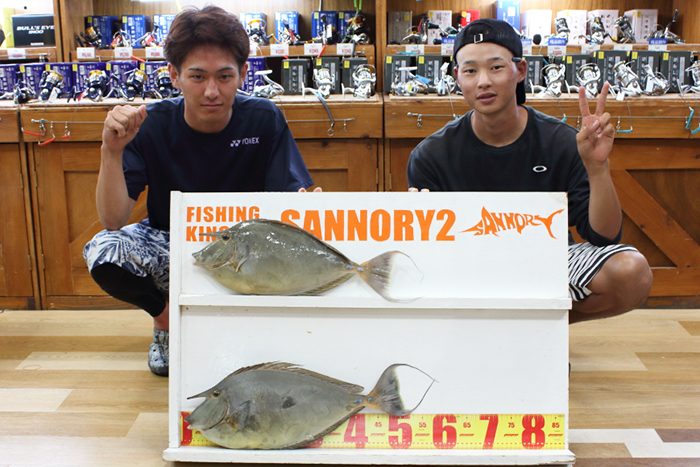 9月17日、伊是名島で62．3センチ・2．2キロと60．1センチ・1．8キロのチヌマンを釣った儀間丈一さん
