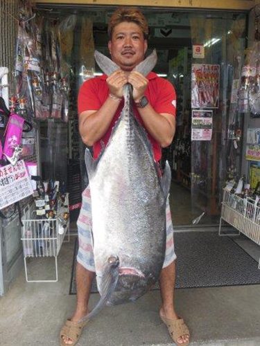22日、渡名喜村で124センチ・27．3キロのロウニンアジを釣った玉城博伸さん