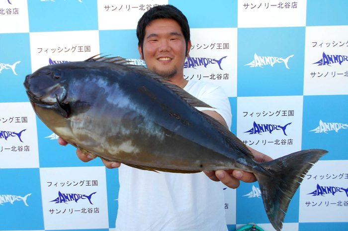 26日、宜名真海岸で52．5センチ・1．89キロのヒレーカーを釣った當山駿介さん