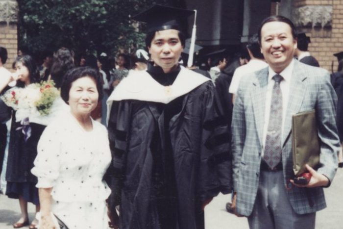 台湾大学大学院博士課程の卒業式で陳捷先氏（右）と赤嶺守さん（中央）＝1991年撮影（赤嶺さん提供）