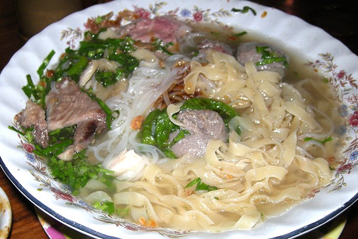 カンボジアの麺料理。沖縄そばに似た黄色い麺と米粉の麺がミックスされている（平川宗隆さん提供）