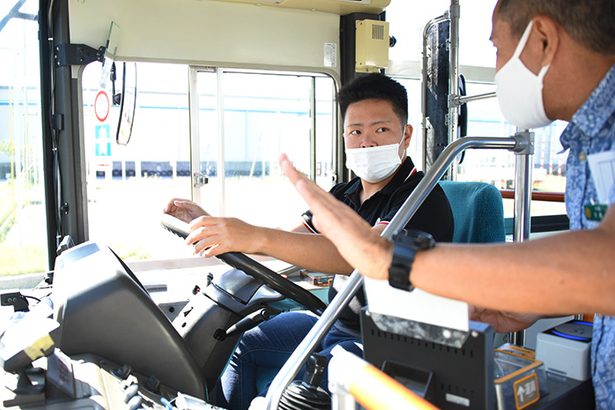 バスの運転してみない？　沖縄バスの体験セミナーに参加25人　魅力伝えて乗務員確保へ