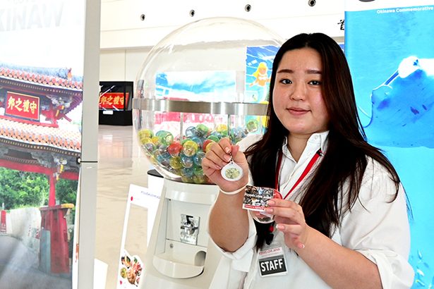 沖縄旅行中の食体験をSNSに投稿　「巨大カプセルトイ」で遊べる　日本の食文化を海外へ紹介　那覇空港でイベント